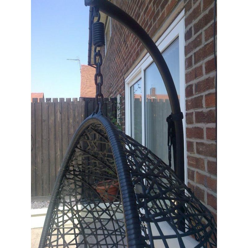 Ex Cond Swinging Wicker Egg Chair & Cushions