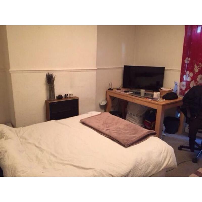 3 Double rooms for rent in a big flat in Brixton.