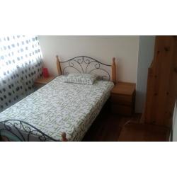 Very nice single room available now in a flat with 3 people in total!!! Only 125pw!!! Only female!!