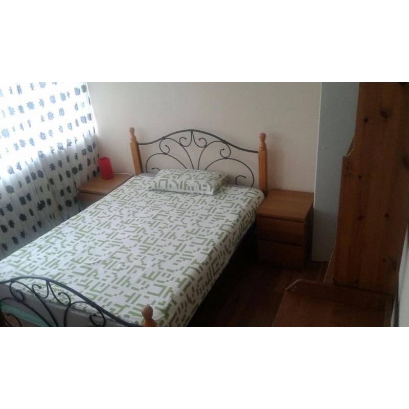 Very nice single room available now in a flat with 3 people in total!!! Only 125pw!!! Only female!!