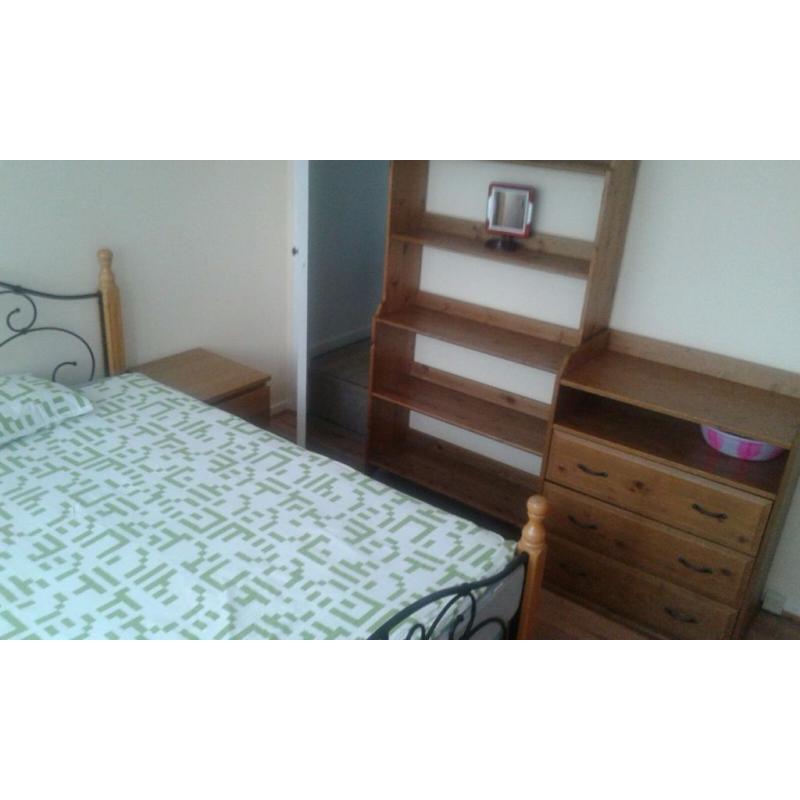 Very nice single room available now in a flat with 3 people in total!!! Only 125pw!!! Only female!!