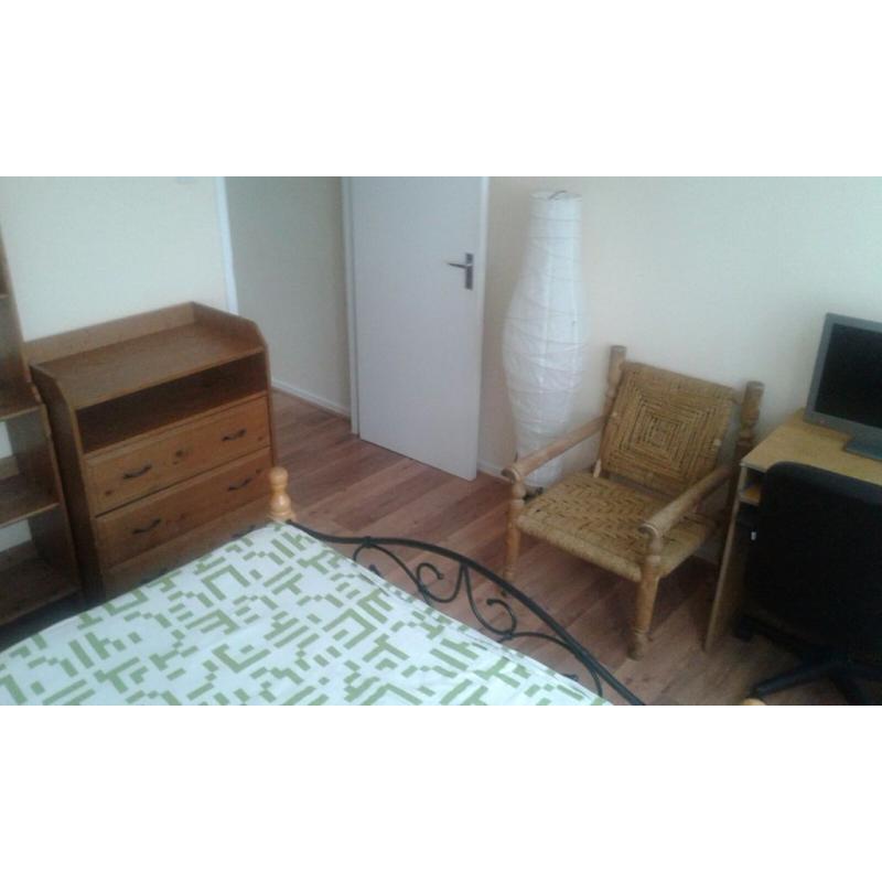Very nice single room available now in a flat with 3 people in total!!! Only 125pw!!! Only female!!