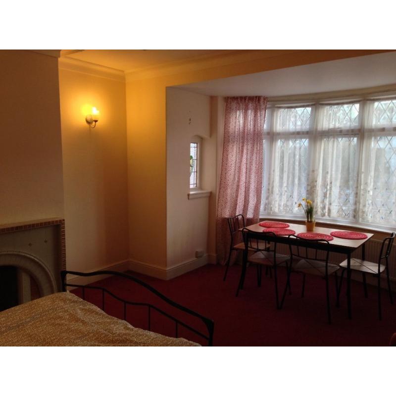 Double room Available now(Gants hill)