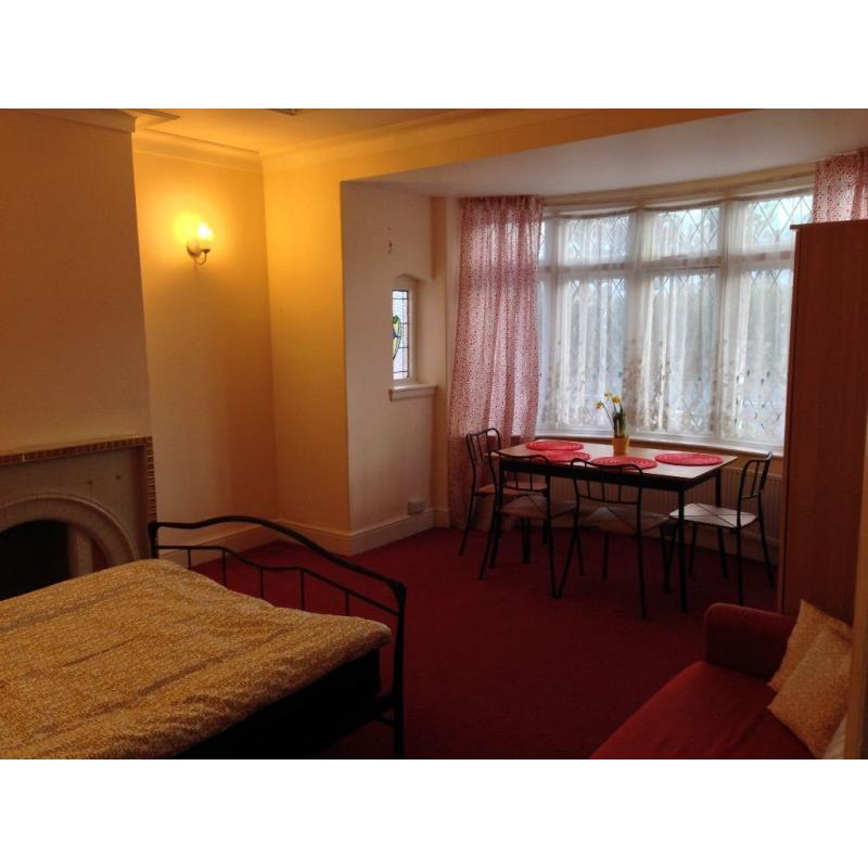 Double room Available now(Gants hill)