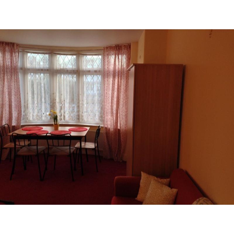 Double room Available now(Gants hill)