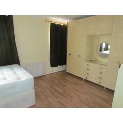 LARGE DOUBLE ROOM TO RENT IN A HAINAULT (IG6) 15 -25 MIN TO STARTFORD & LIVERPOOLE STATION