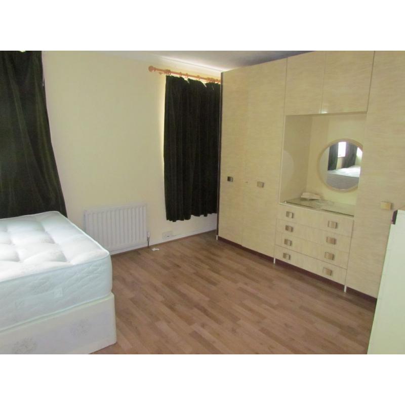 LARGE DOUBLE ROOM TO RENT IN A HAINAULT (IG6) 15 -25 MIN TO STARTFORD & LIVERPOOLE STATION