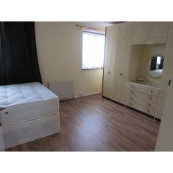 LARGE DOUBLE ROOM TO RENT IN A HAINAULT (IG6) 15 -25 MIN TO STARTFORD & LIVERPOOLE STATION