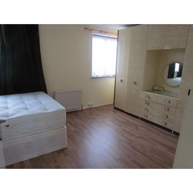 LARGE DOUBLE ROOM TO RENT IN A HAINAULT (IG6) 15 -25 MIN TO STARTFORD & LIVERPOOLE STATION