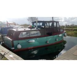 BOAT CABIN BROADS CRUISER 30 FT INBOARD BMC 4 CYLINDER DIESEL ENGINE AND CALORIFIER