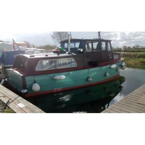 BOAT CABIN BROADS CRUISER 30 FT INBOARD BMC 4 CYLINDER DIESEL ENGINE AND CALORIFIER