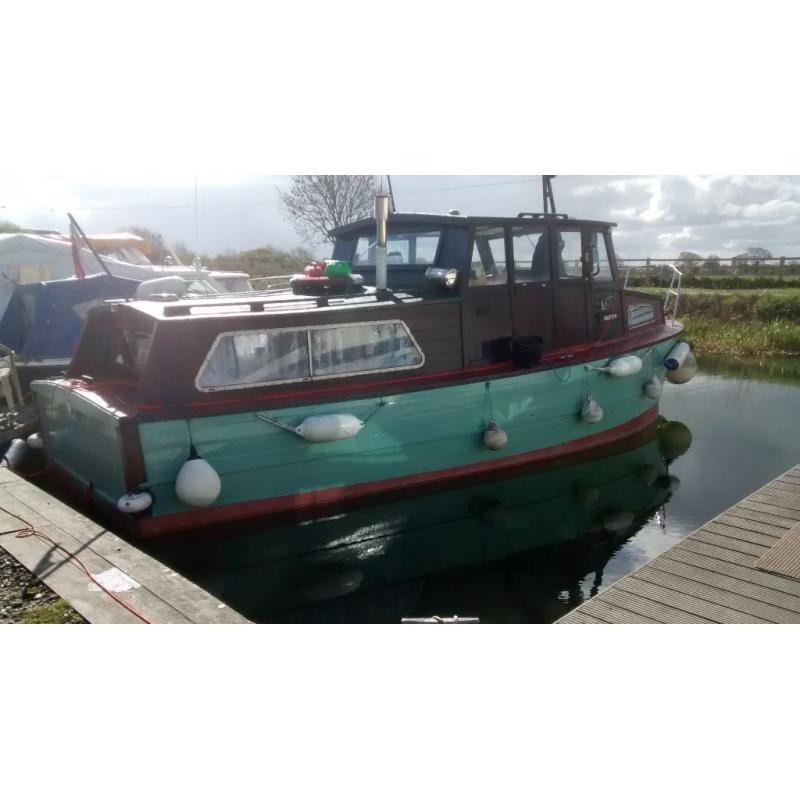 BOAT CABIN BROADS CRUISER 30 FT INBOARD BMC 4 CYLINDER DIESEL ENGINE AND CALORIFIER