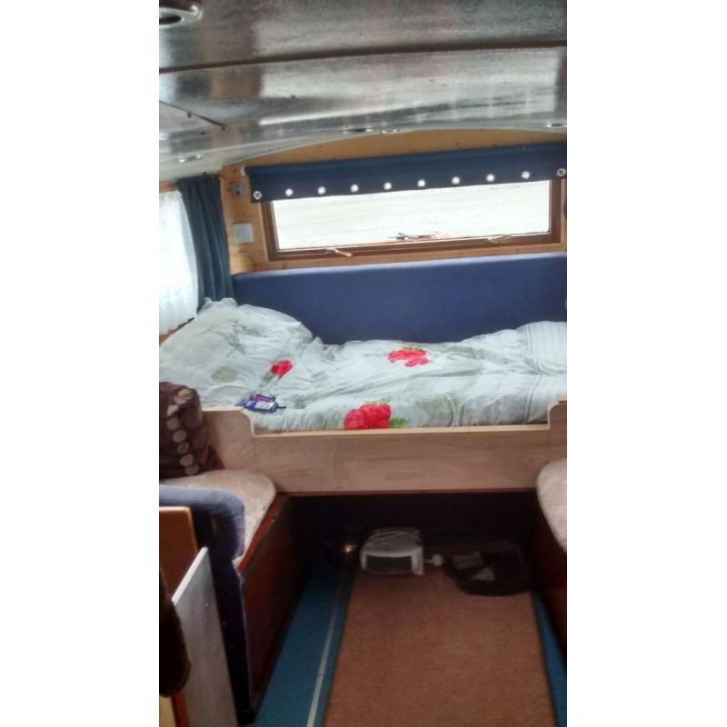BOAT CABIN BROADS CRUISER 30 FT INBOARD BMC 4 CYLINDER DIESEL ENGINE AND CALORIFIER