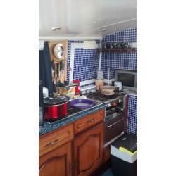 BOAT CABIN BROADS CRUISER 30 FT INBOARD BMC 4 CYLINDER DIESEL ENGINE AND CALORIFIER