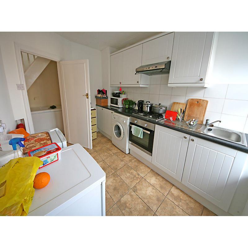 Lovely big double room - nw9 6bg *all inclusive * available to couples
