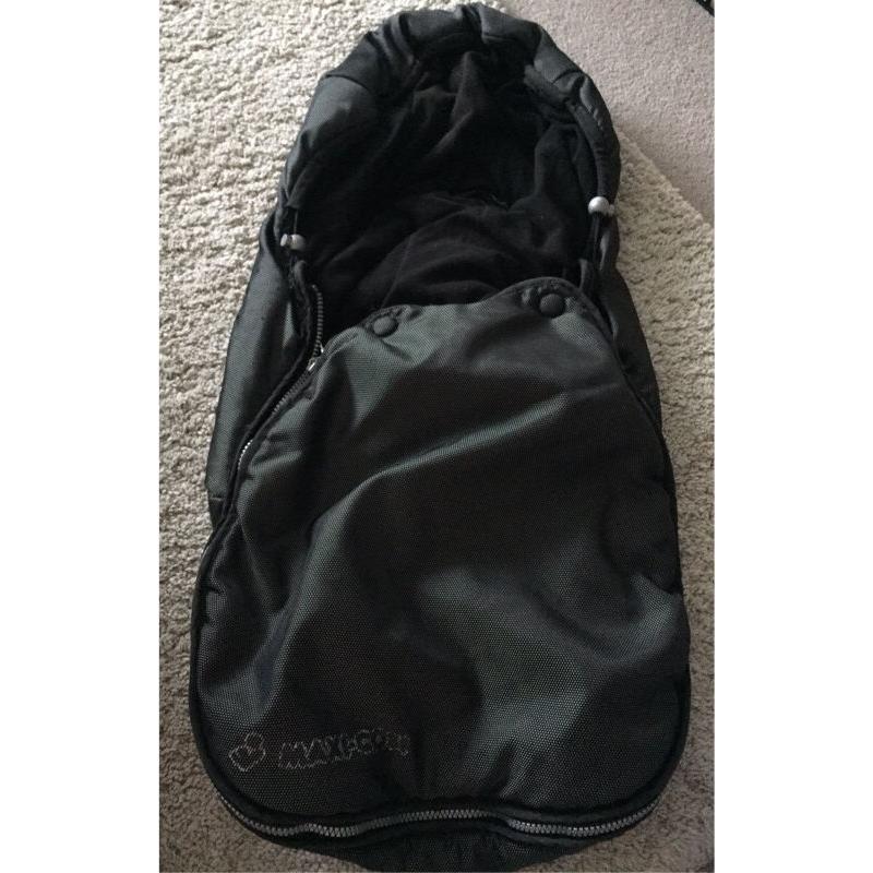 Maxi-cosi Cabriofix baby seat with Maxi-Cosi footmuff and rain cover