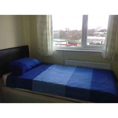 Room For Rent Close to Feltham Train Station and Major Bus Links For Single Person