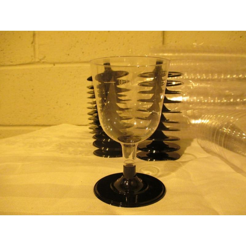 JOB LOT BUNDLE OF 200 TWO HUNDRED BRAND NEW PLASTIC DISPOSABLE WINE GLASSES PERFECT FOR PARTIES