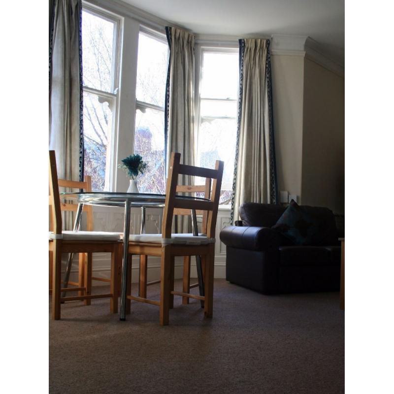 Extra-large double bedroom - flat share in Roath Park.