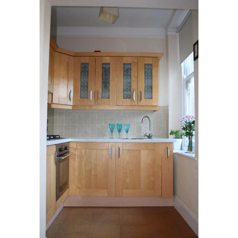 Extra-large double bedroom - flat share in Roath Park.