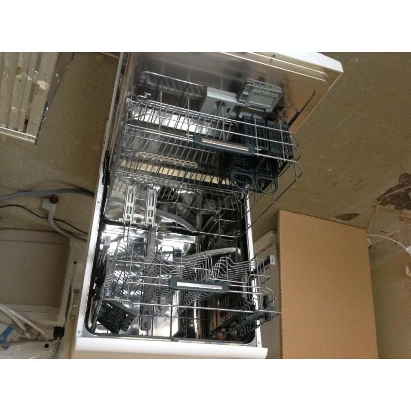 Hotpoint Ultima Eco Dishwasher