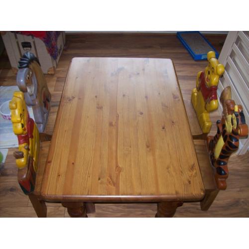 WINNIE THE POOH AND FREINDS CHARACTER TABLE AND 4 CHAIRS