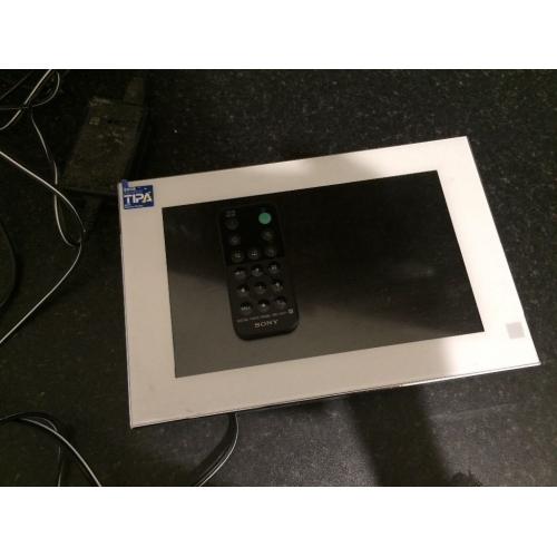 Samsung digital photo frame with charger and remote!