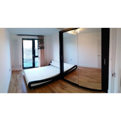 Beautiful double en-siute room and 2 singles rooms with balcony in Canada Water