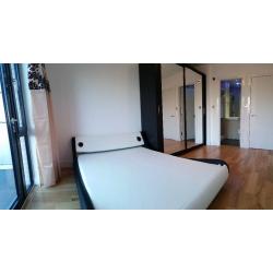 Beautiful double en-siute room and 2 singles rooms with balcony in Canada Water