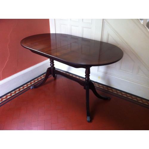 Vintage STRONGBOW Regency Style Reproduction Dining Table Sits 6