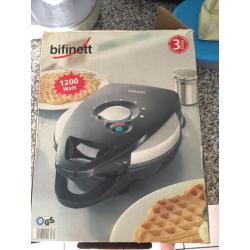 Waffle maker -like new