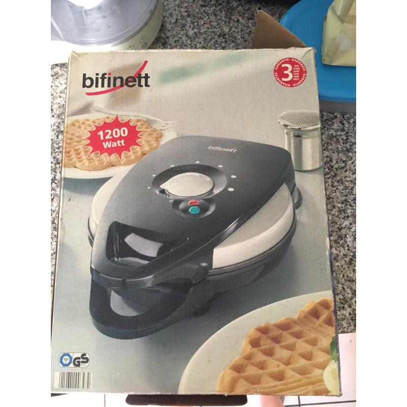 Waffle maker -like new
