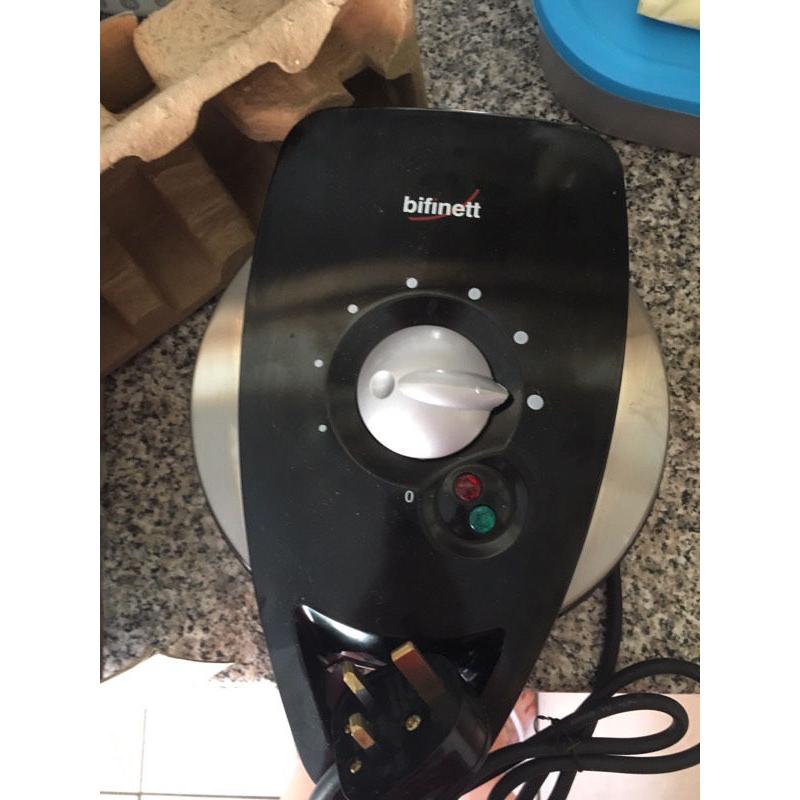 Waffle maker -like new