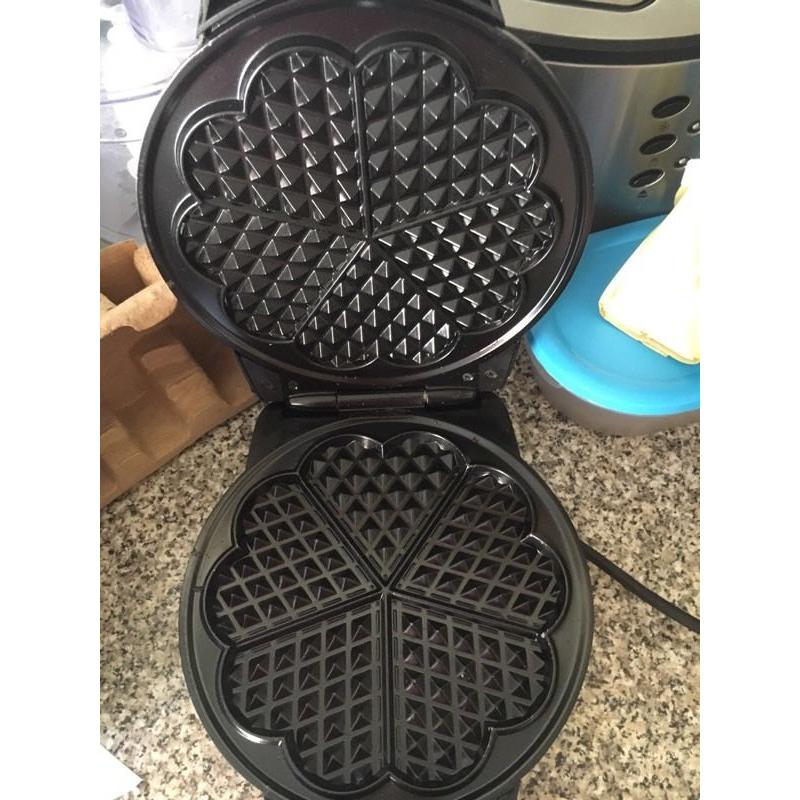 Waffle maker -like new