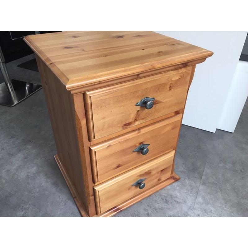 Pine 3 Drawer Bedside Cabinet