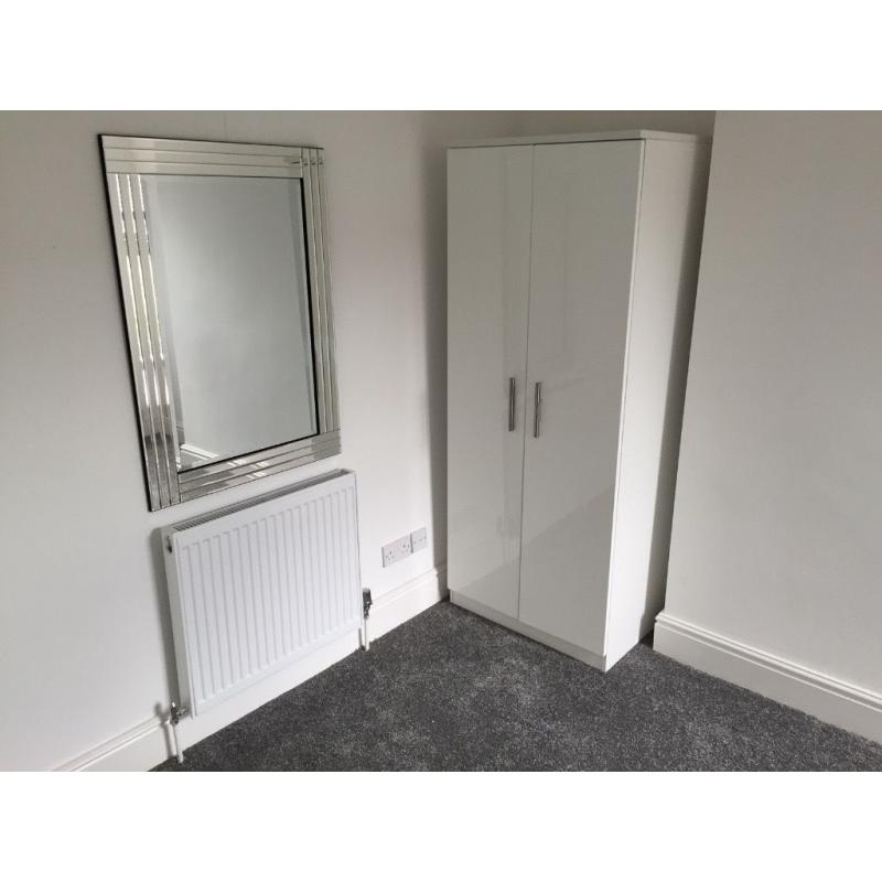 Double room in lovely refurbished house share. Only 3 bedrooms to bathroom all bills included