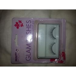 Glam Lashes with Glue