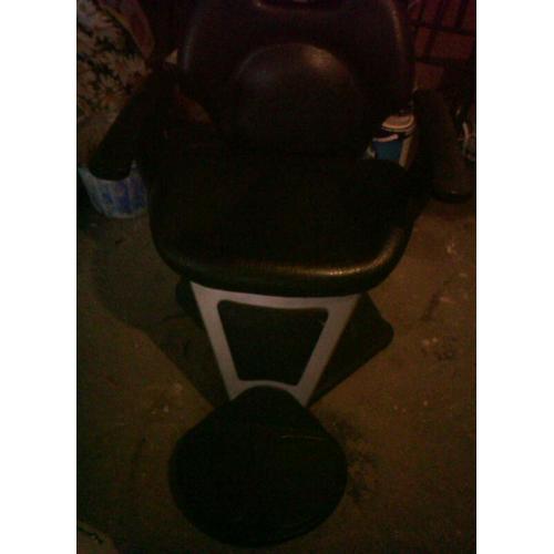 Barber chair height adjustable by foot lever SEE DETAILS BELOW