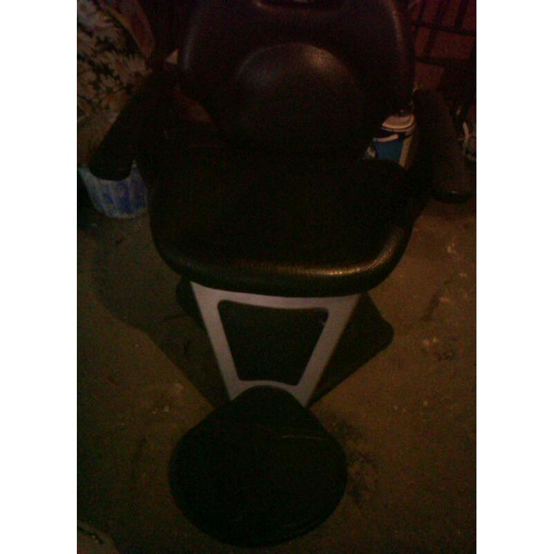 Barber chair height adjustable by foot lever SEE DETAILS BELOW