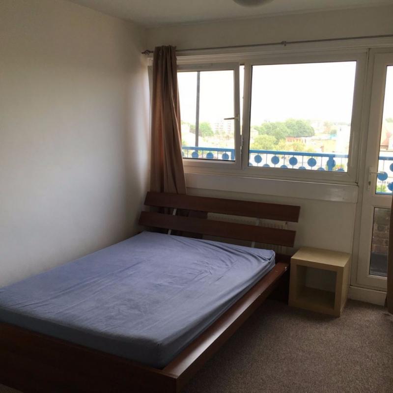 Massive double room to let in surrey quays station