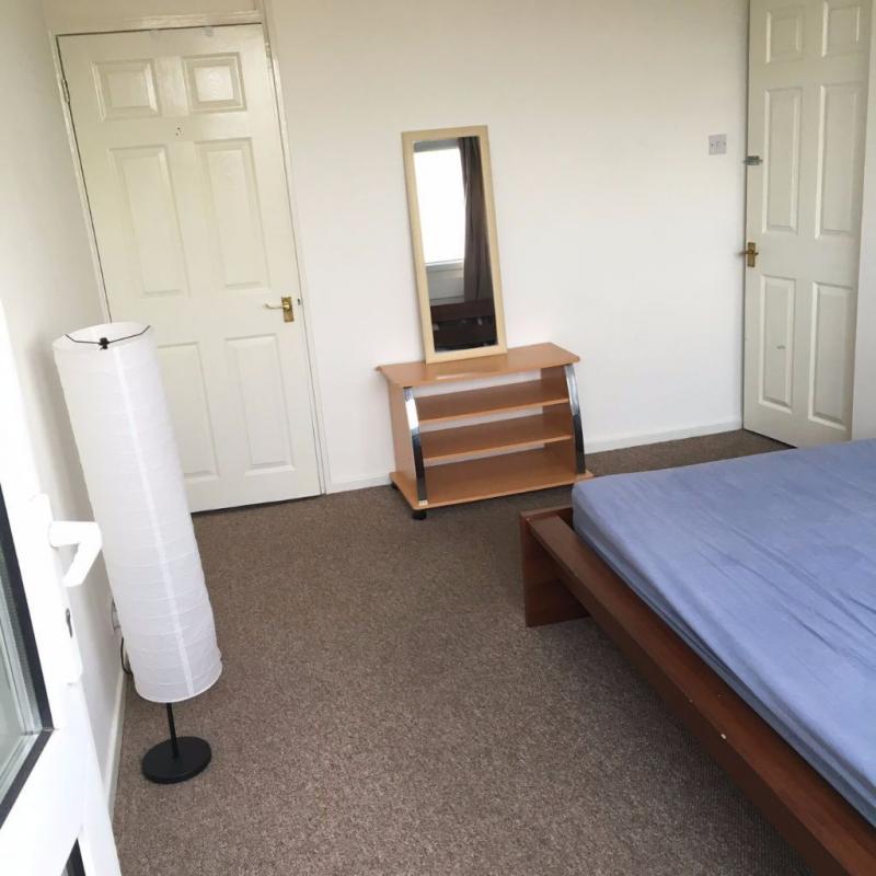 Massive double room to let in surrey quays station