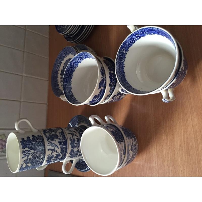 Willow pattern cups and saucers