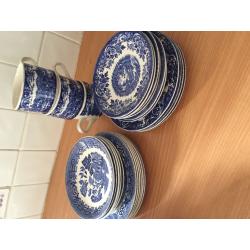 Willow pattern cups and saucers