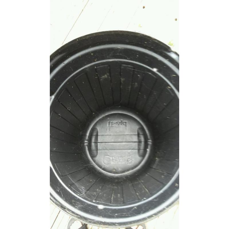 Black dustbin no lid