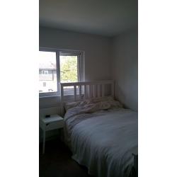 Double room in Woodley, 5 minutes walk from precinct!