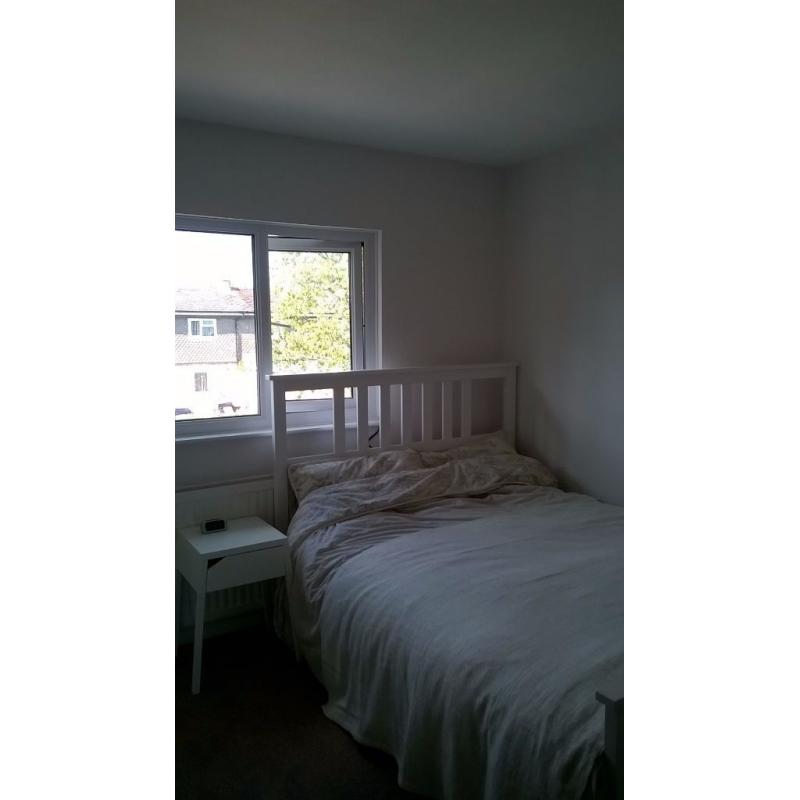 Double room in Woodley, 5 minutes walk from precinct!