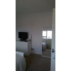Double room in Woodley, 5 minutes walk from precinct!