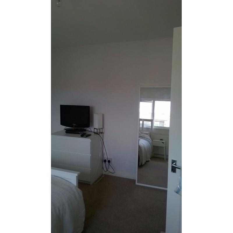 Double room in Woodley, 5 minutes walk from precinct!