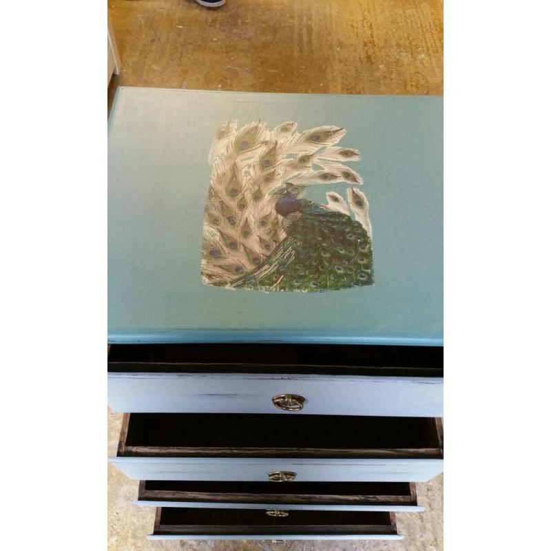 Pretty vintage shabby chic chest of drawers