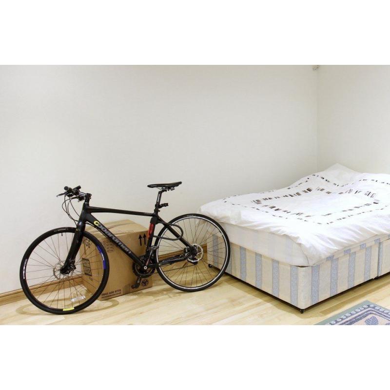 Single Bed in Rooms for Rent in 11 Bedroom House Near Tube Station and Ealing, Hammersmith